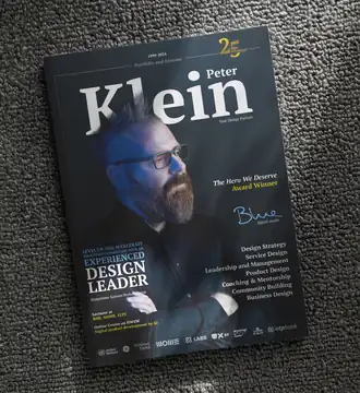 Sötét magazin-formátumú kiadvány borítója Klein Péter profilképével, Peter Klein felirattal, a pályafutás állomásainak logóival az alján.